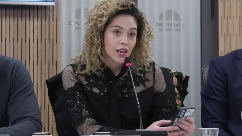 La presentación judicial de Lourdes Arrieta contra Luis Petri incluye acusaciones por administración fraudulenta, malversación de fondos e incluso abandono de persona ante la falta de medicamentos esenciales.